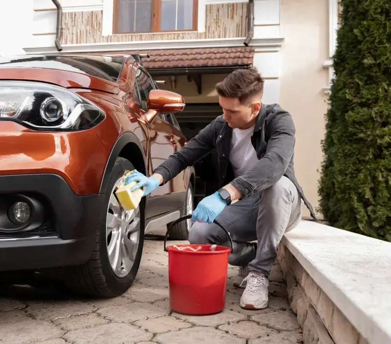 Lavage auto à domicile Cannes-Écluse : professionnel intervenant sur un véhicule